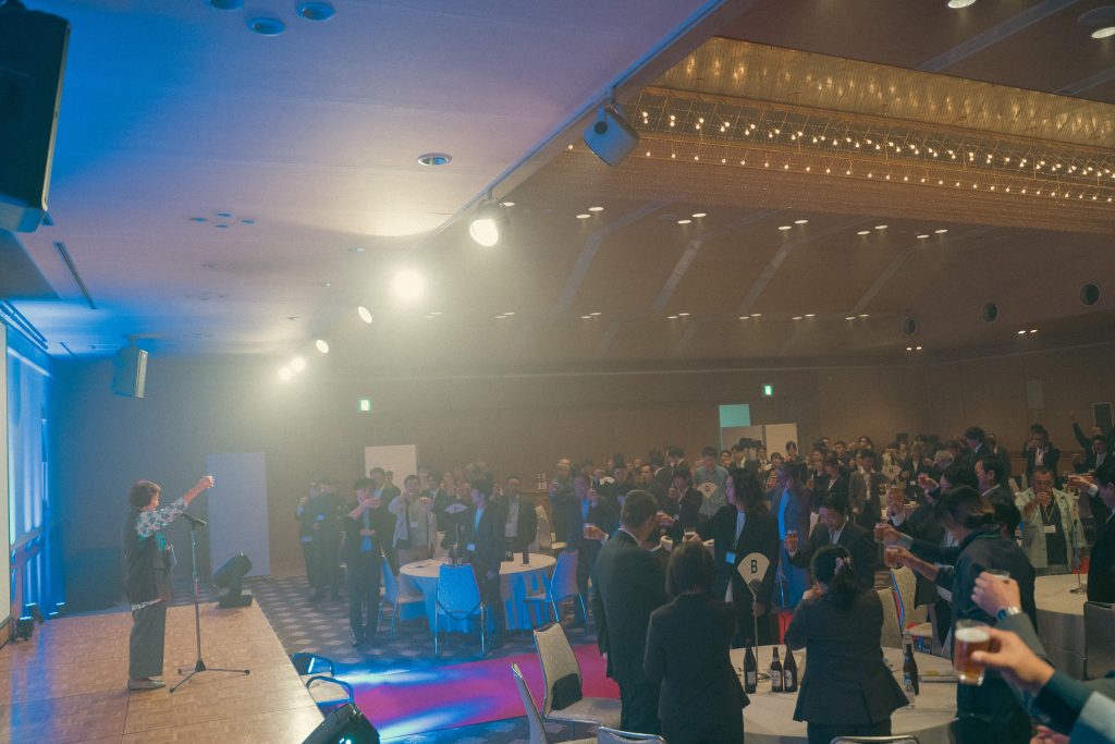 2026年のオーイケ社員総会で、乾杯を行っている様子。