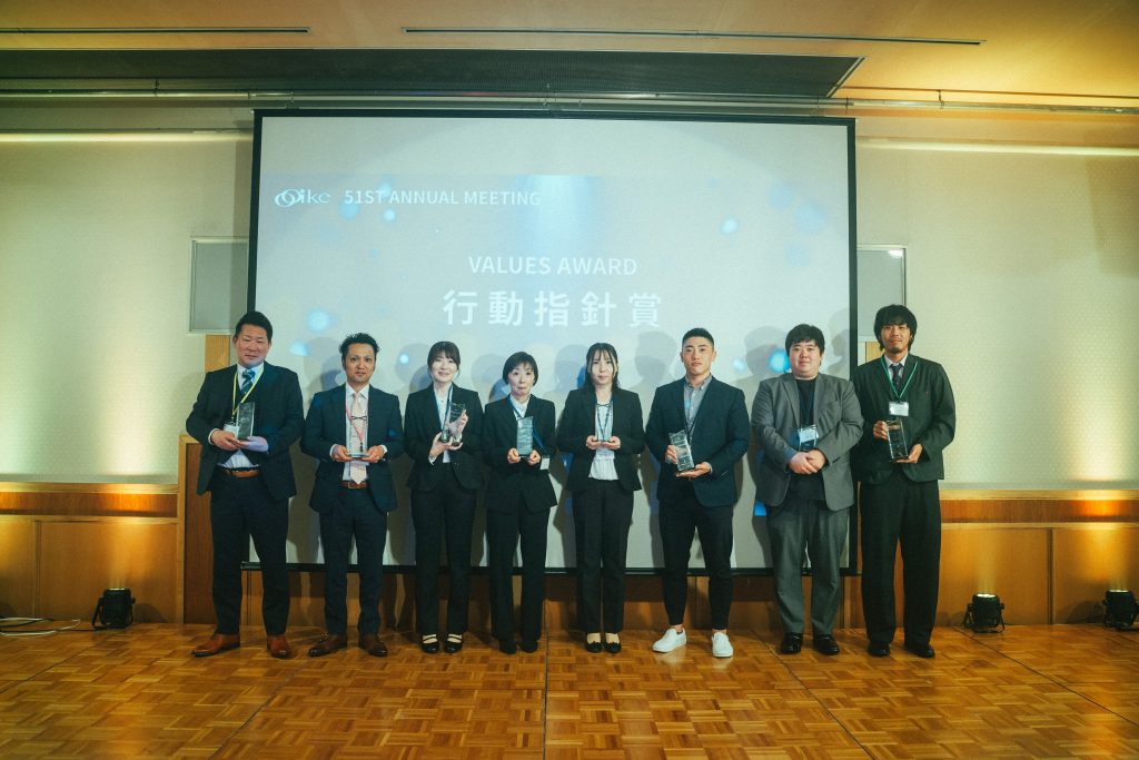 2026年のオーイケ社員総会で、社員投票によって選ばれた表彰者8名を映した写真。
